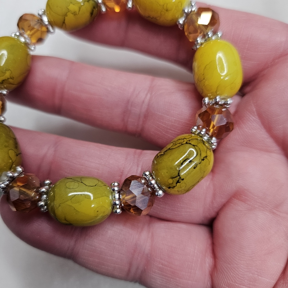 Women's Yellow Glass Bead Stretch Bracelet Faceted Beads Amber Color Beads NWOT - Picture 2 of 6